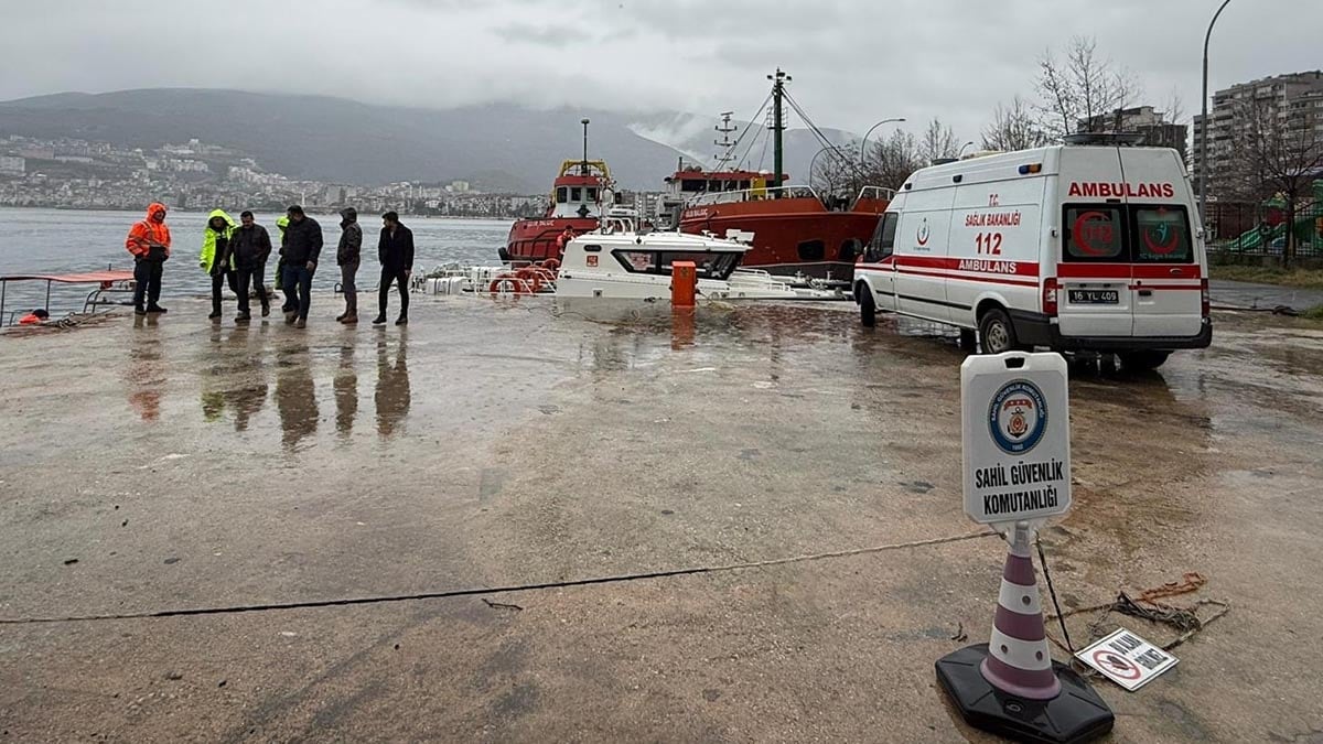 Denizde hareketsiz duruyordu... Limana yanaşan geminin mürettebatı fark etti