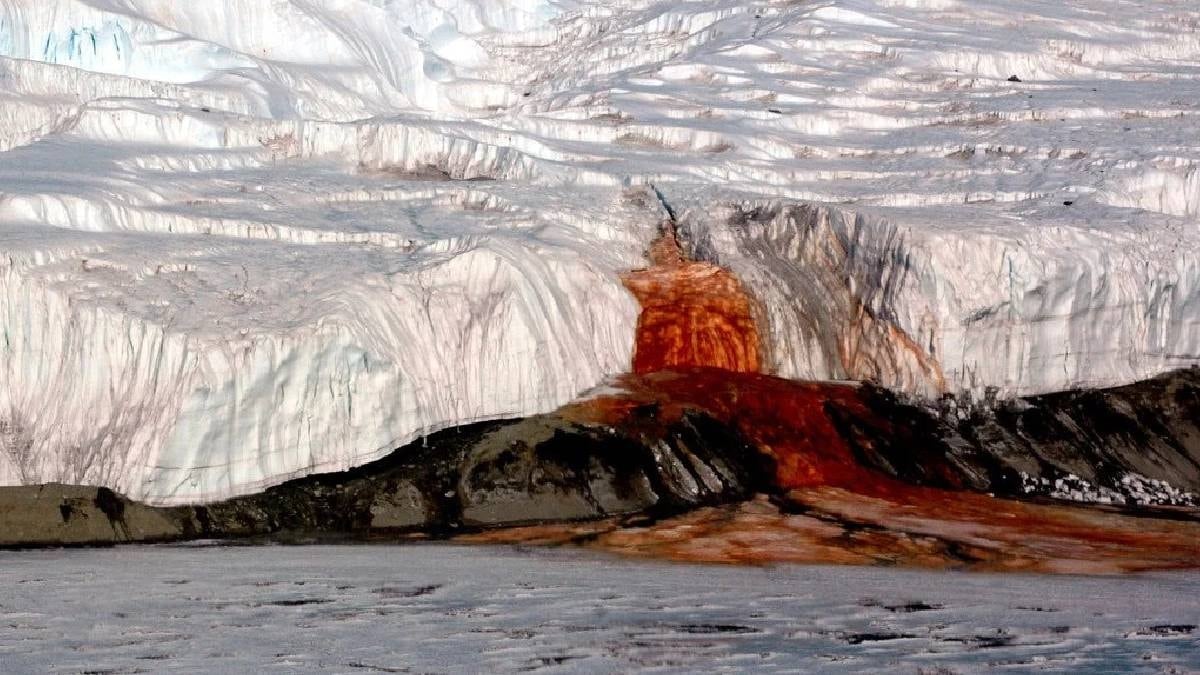 Buzun altından birden kızıl su fışkırdı: 5 milyon yıldır dünyadan saklanıyordu