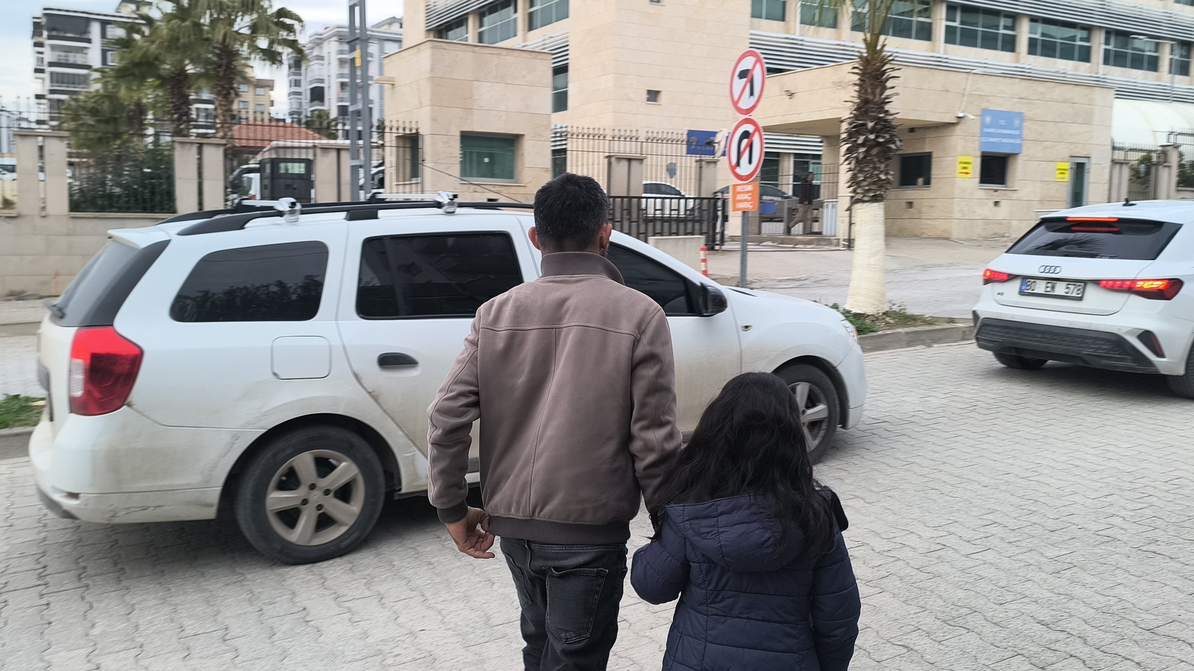 Kızı 'belim ağrıyor' deyince fark etti!