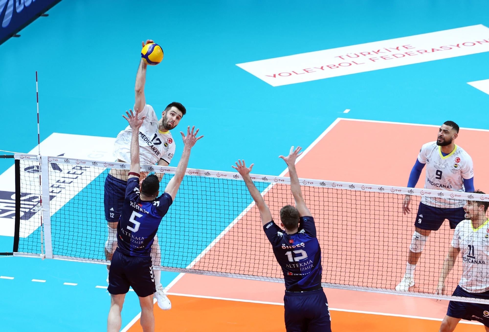 Fenerbahçe Medicana evinde Altekma'ya set vermedi