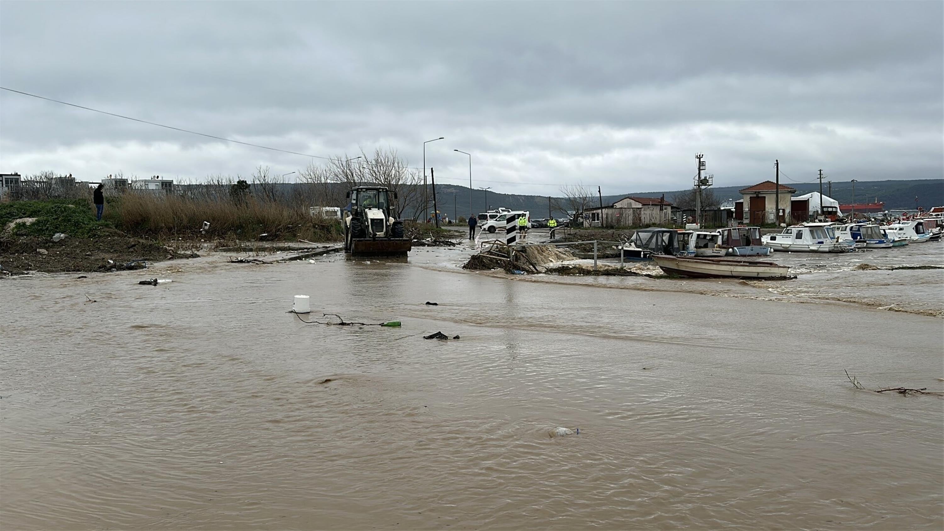 Kepez Çayı yine taştı! Sahil yolu sular altında kaldı