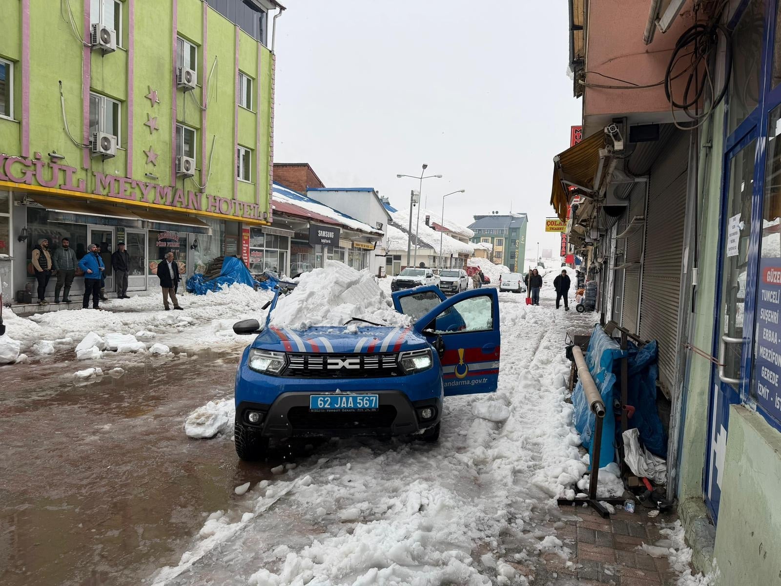 Çatıda biriken kar  jandarmaları yaraladı