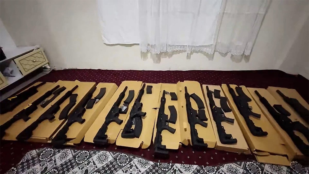 Volkanik bazalt taşlarının altından cephane çıktı