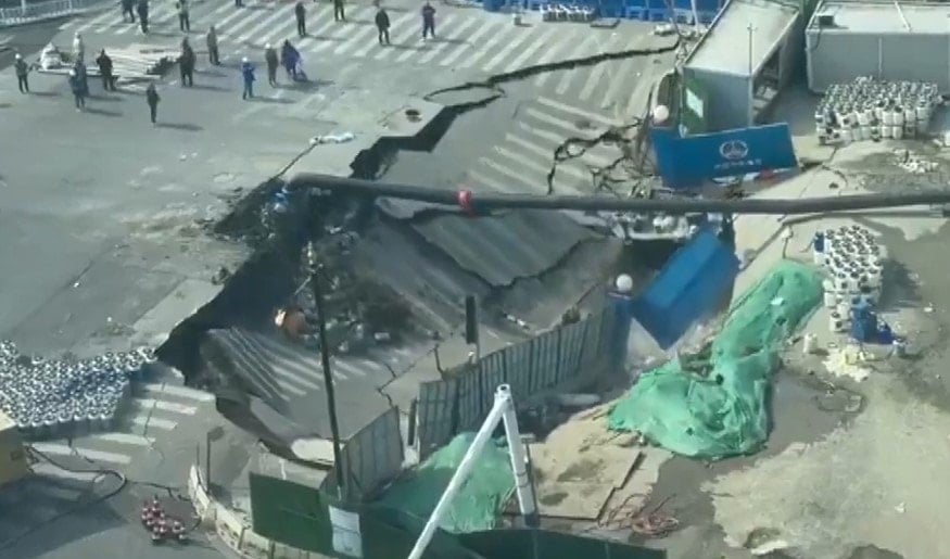 Metro inşaatı sırasında yol ikiye yarıldı