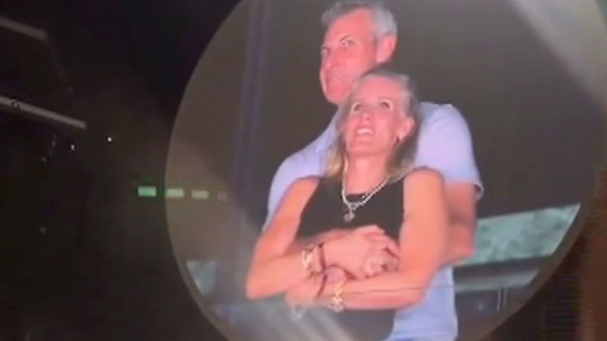 Krizi fırsata çevirdi: Konserde 'yasak aşk' yaşayan kadın para basacak