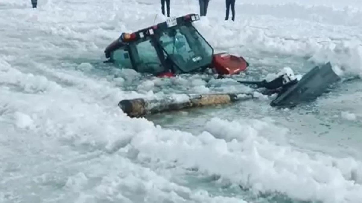 Çıldır Gölü’nde "Buz" Operasyonu: Suya gömülen traktör kurtarıldı