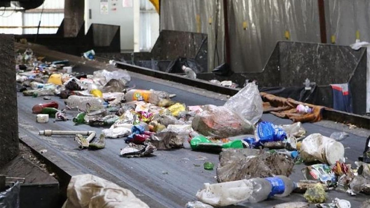 Çöp ayrıştırma bandında bulundu, ekipler harekete geçti