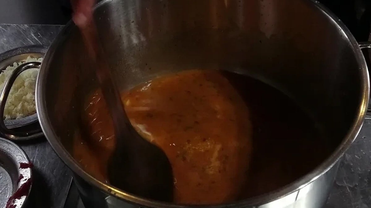 Ne mercimek ne tarhana: Herkes yemek için sıraya giriyor