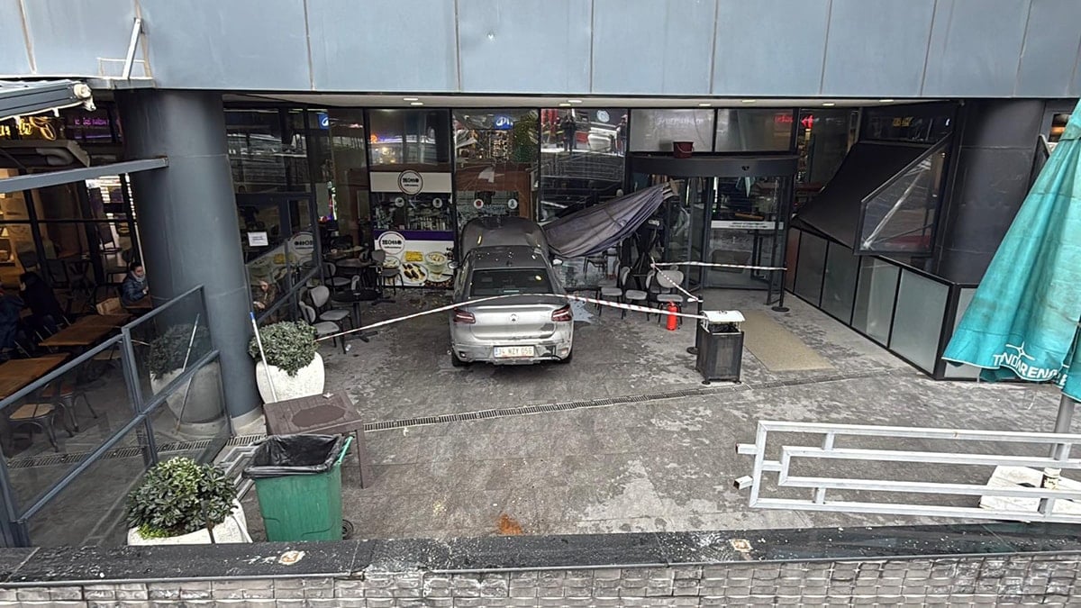 3 metre yükseklikten uçup alışveriş merkezine giren kadın sürücü şoka girdi