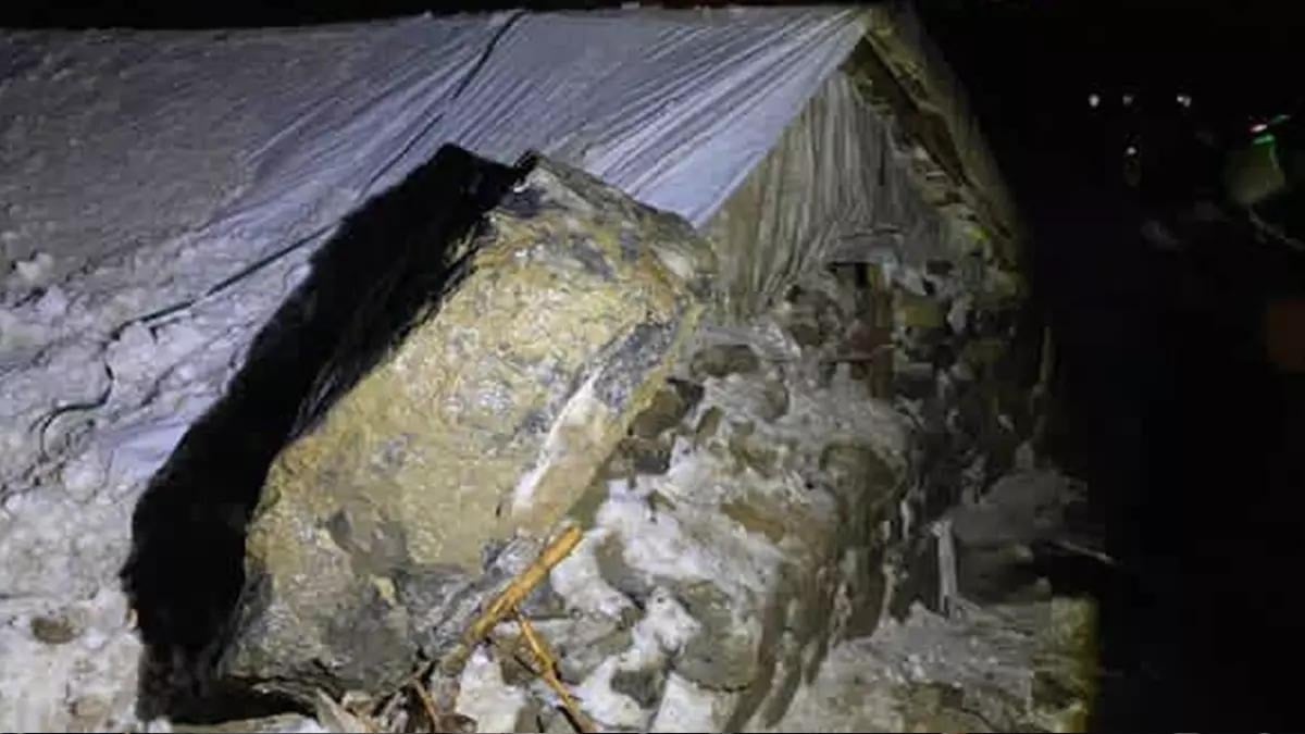 Kaya parçaları ağıla düştü, 20 hayvan telef oldu