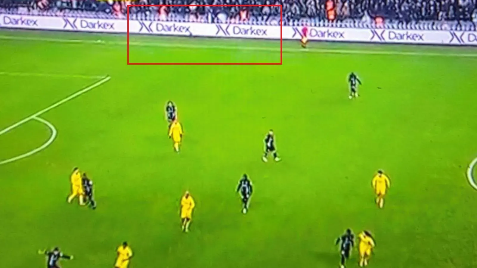 Gündüz 500 milyon dolarına el konulan baronun Kocaeli-F.Bahçe maçında garip reklamı