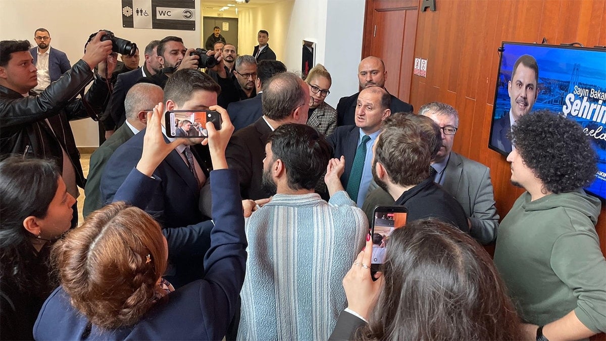 Bakan Kurum’un korumasından gazeteciye darp girişimi! Gazeteciler salonu terk etti