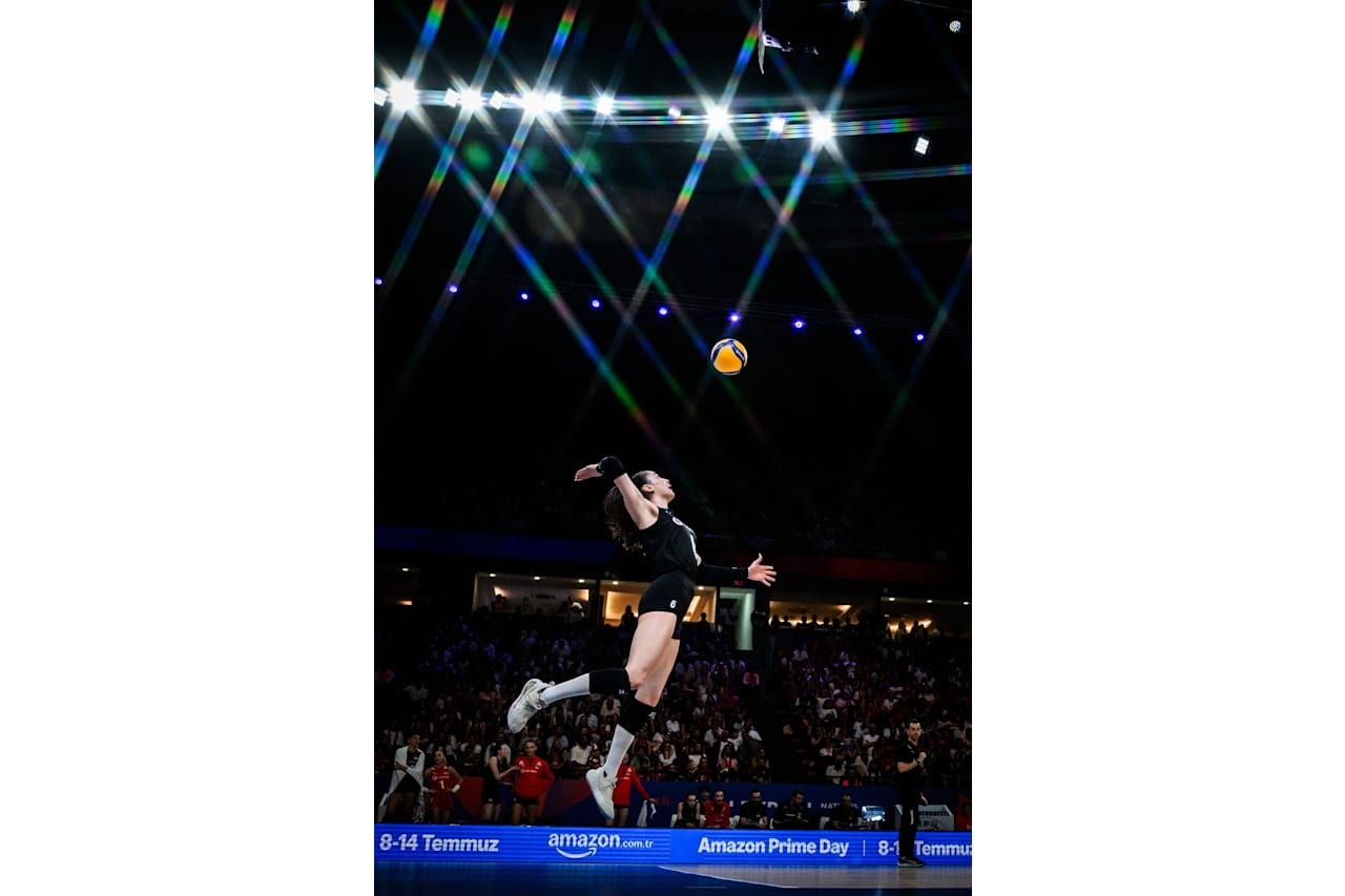 Milli voleybolcu antrenmanda sakatlandı