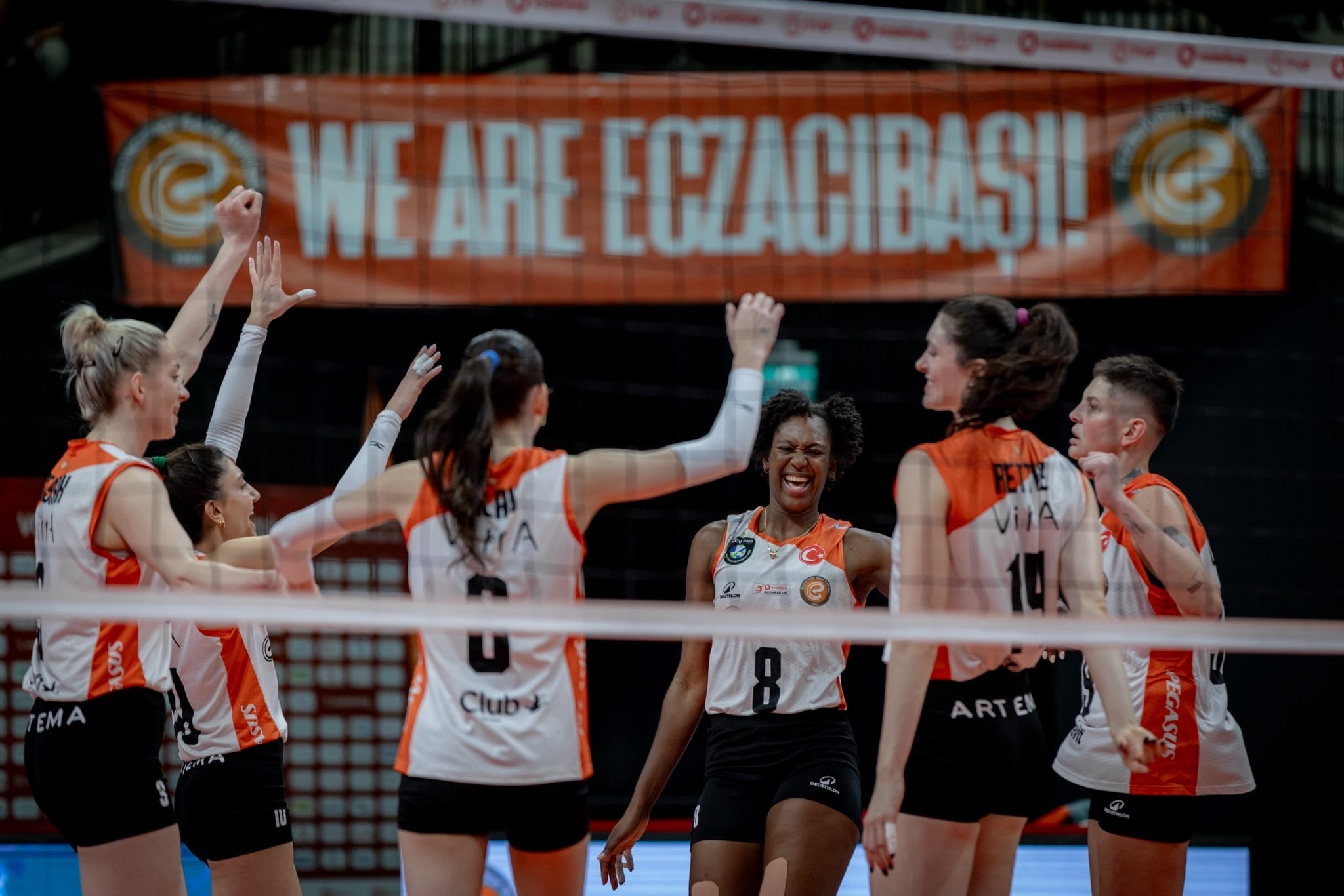 Eczacıbaşı Dynavit evinde Türk Hava Yolları'na set vermedi