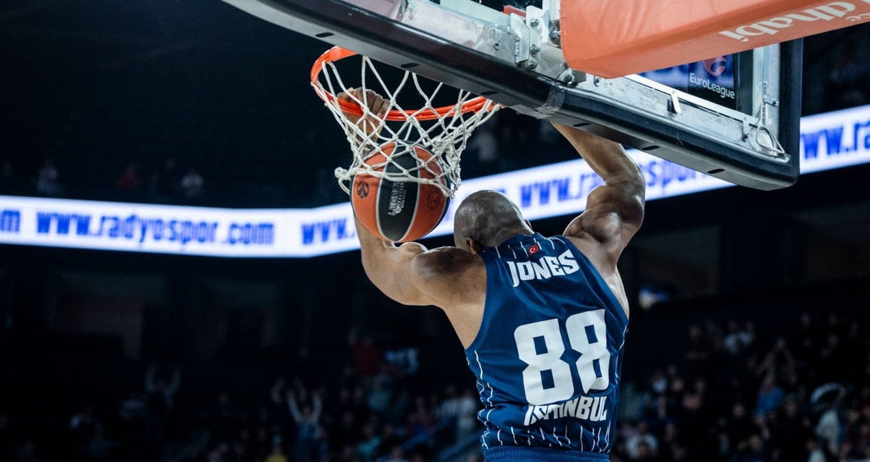 Anadolu Efes'te Kai Jones'un sözleşmesi uzatıldı