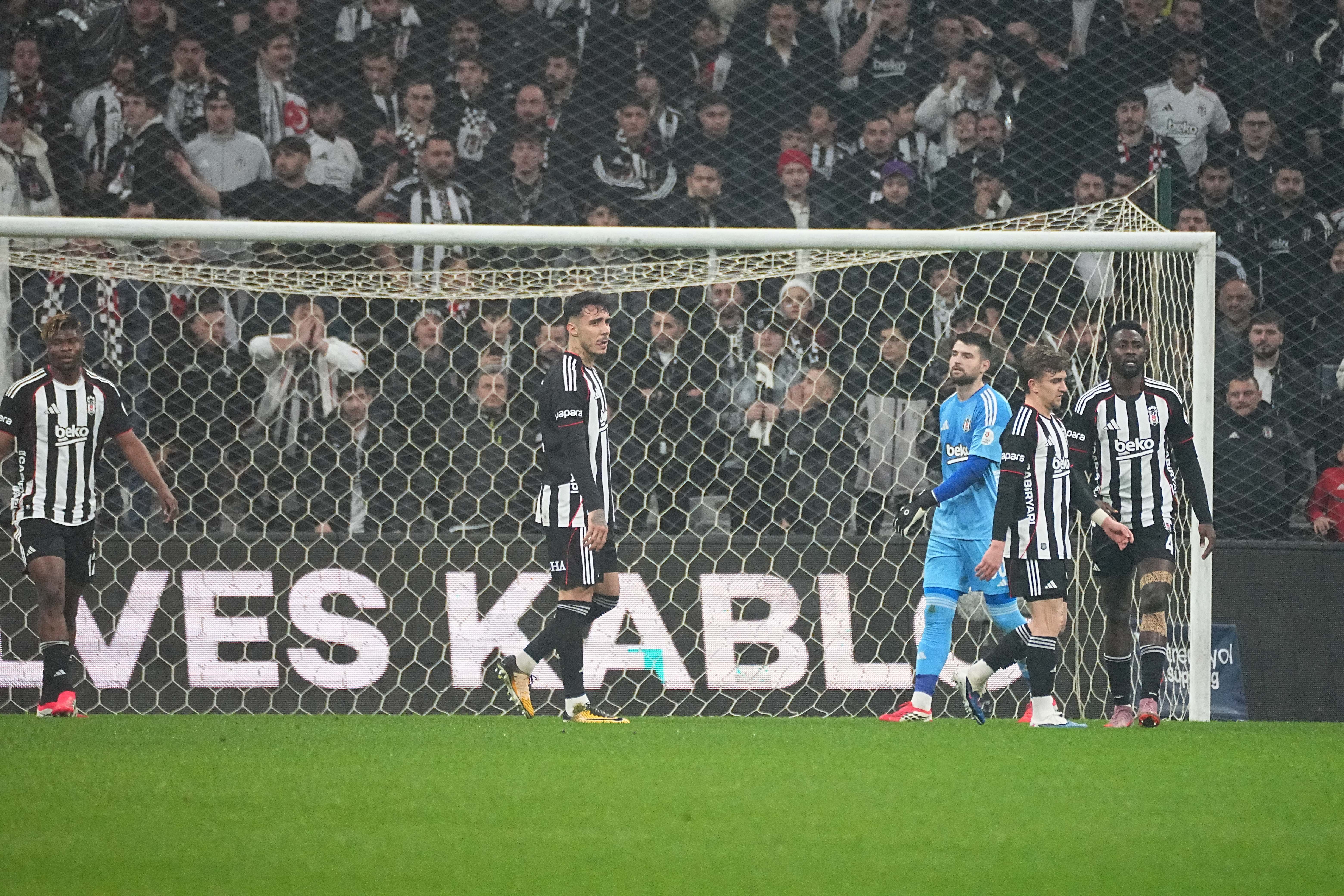 Dolmabahçe'de Beşiktaşlı futbolcuya protesto