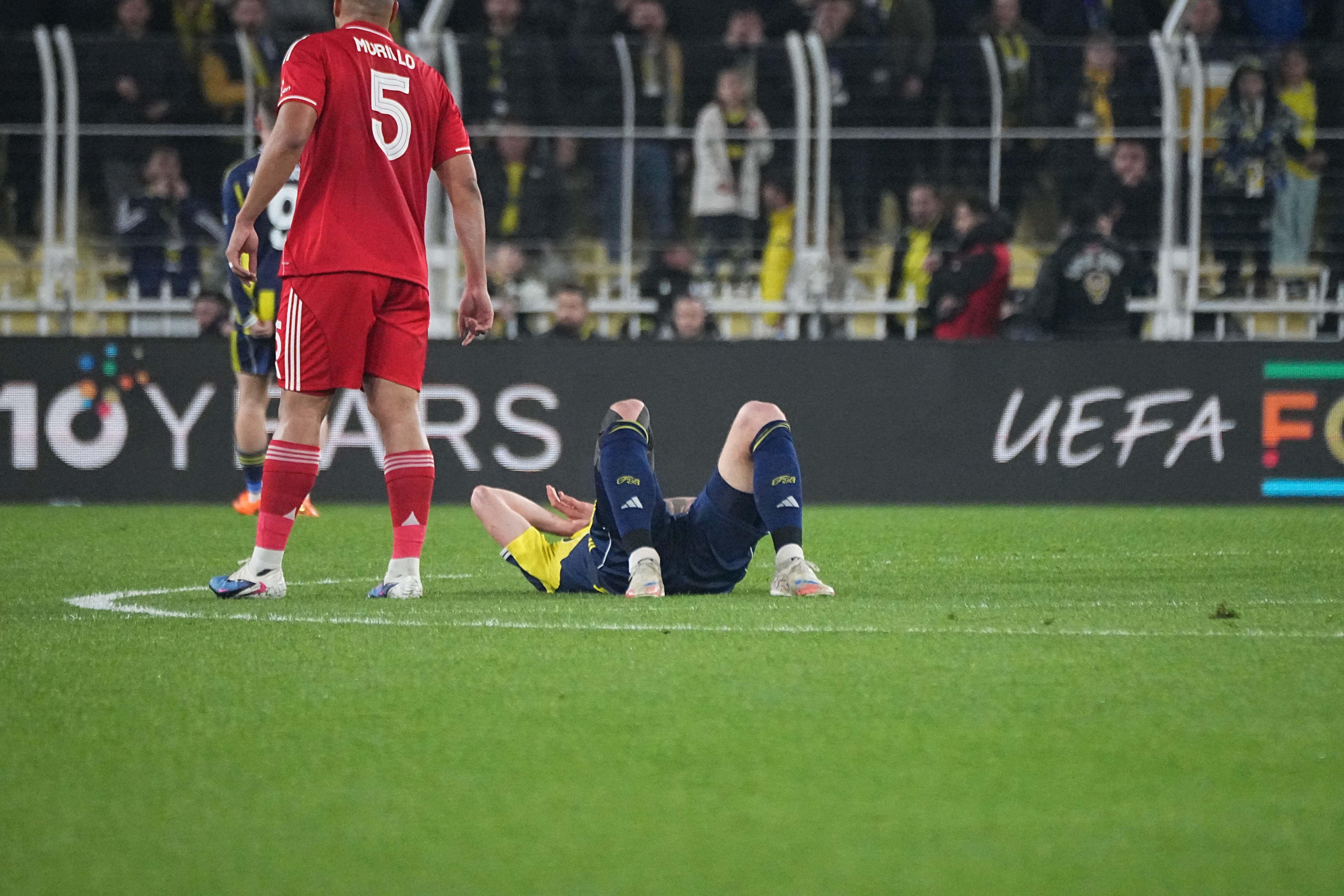 F:Bahçe'de sakatlık şoku! İlk yarıyı tamamlayamadı