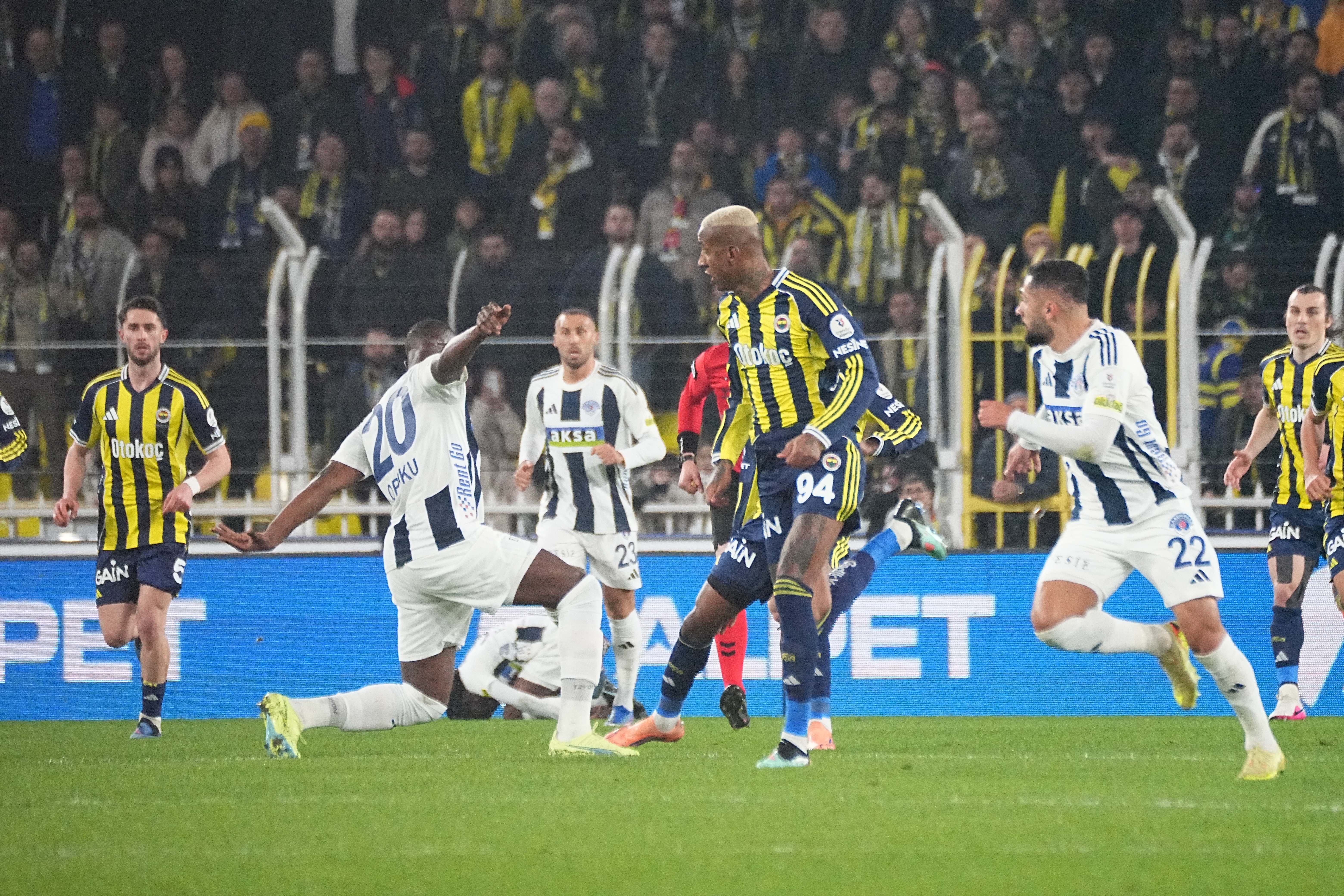 Fenerbahçe, rakibi değil kendini yıpratıyor