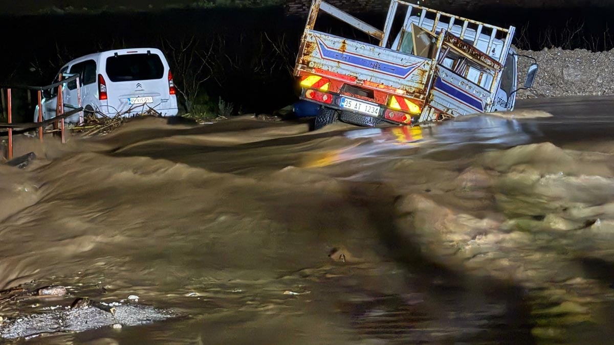 Dere taştı araçlar sular içinde kaldı! Sürücülerin zor anları...