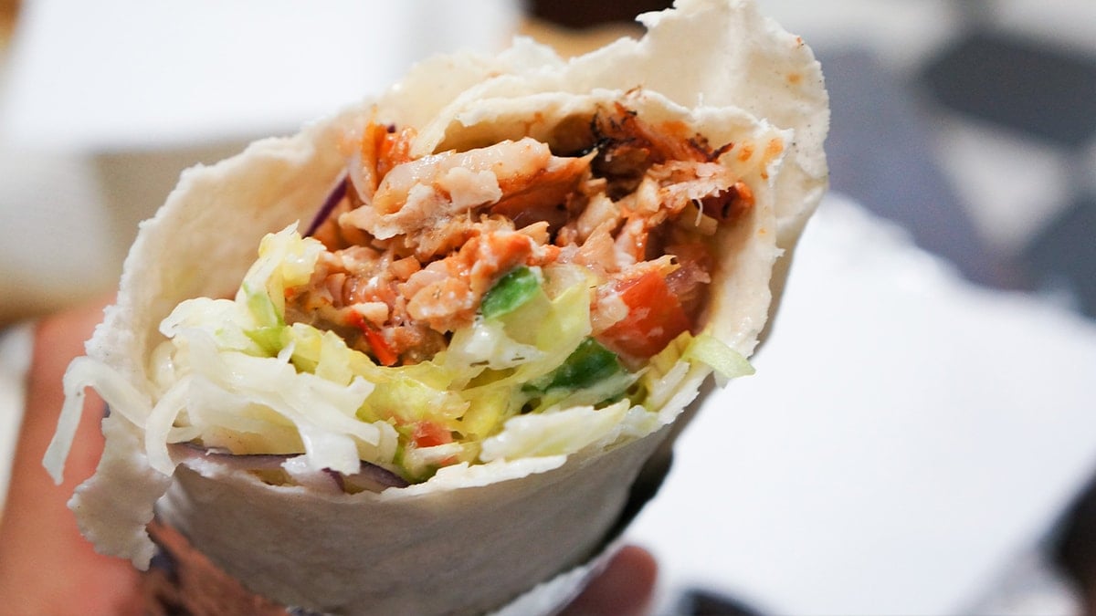 Satışları düşen fast food devi 100 bin kişiye bedava yemek dağıttı