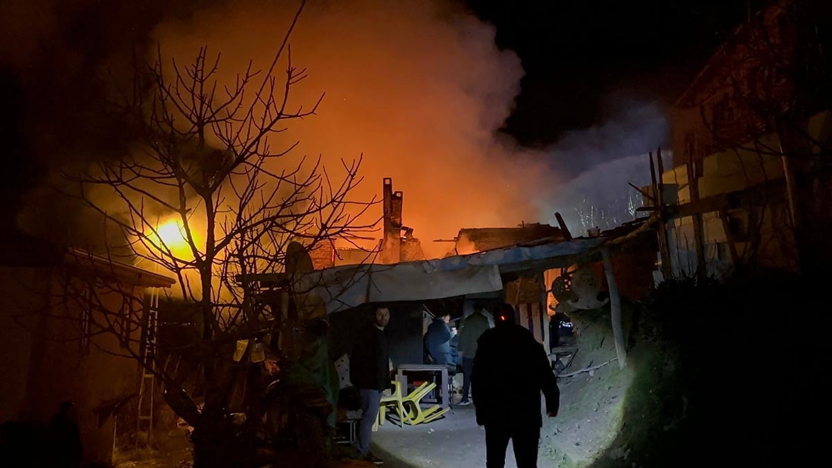 İznik’te korkutan yangın: İki katlı bina alevlere teslim oldu