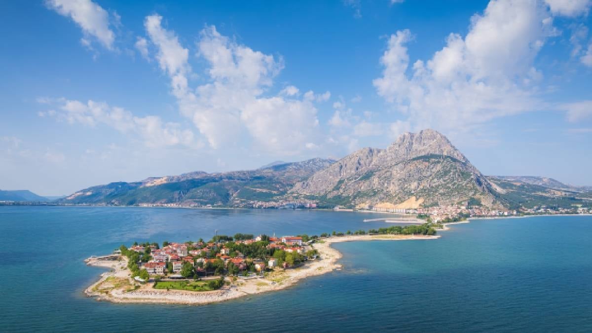 Türkiye'nin en büyük göllerinden: Gün içerisinde sürekli renk değiştiriyor