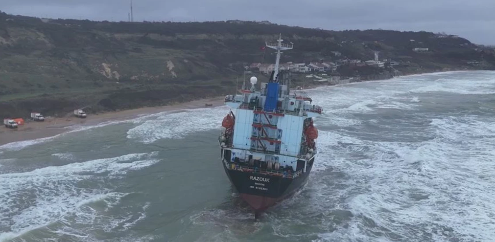 İstanbul Boğazı’nda kargo gemisi karaya oturdu