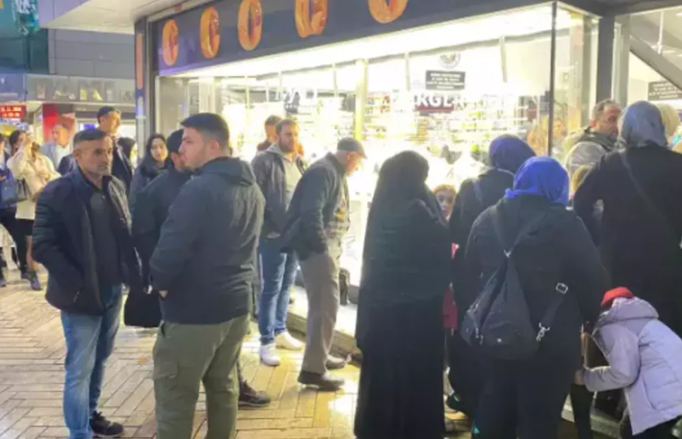 Kapalıçarşı'da uzun kuyruklar oluştu: Yatırımcılar iki tür altın için kapıştı