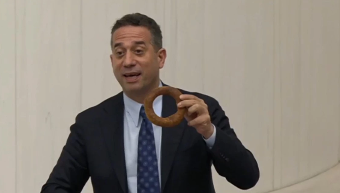 Kürsüde böldüğü simidi AKP sıralarına dağıttı