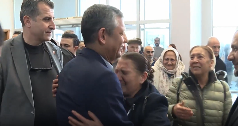 Deprem bölgesinde duygusal anlar: Vatandaş Özgür Özel'e sarılıp ağladı