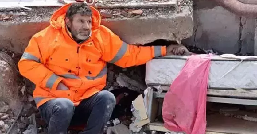 Enkaz altındaki kızının elini bir an olsun bırakmamıştı! Acılı baba mezarlıkta konuştu yürekler sızladı