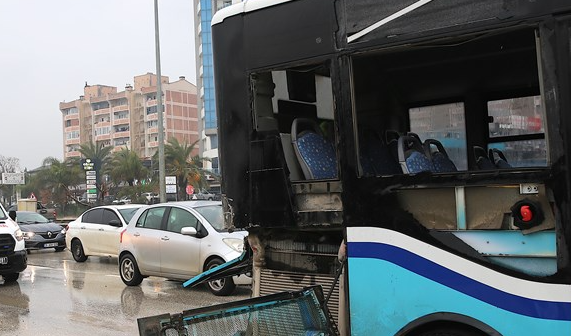 Hatay'da korkutan kaza: Yaralanan 4 kişi hastaneye kaldırıldı