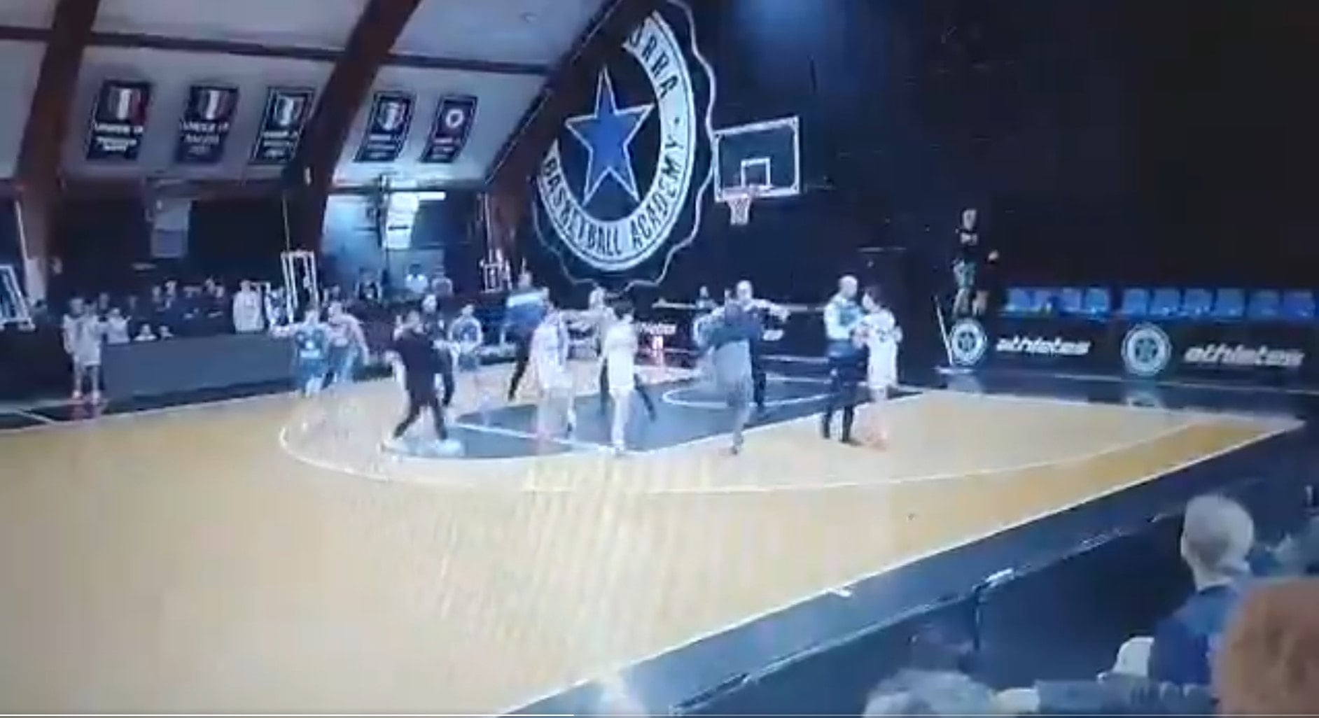 Gençlerin basket maçında sahaya veliler daldı, kıyamet koptu!