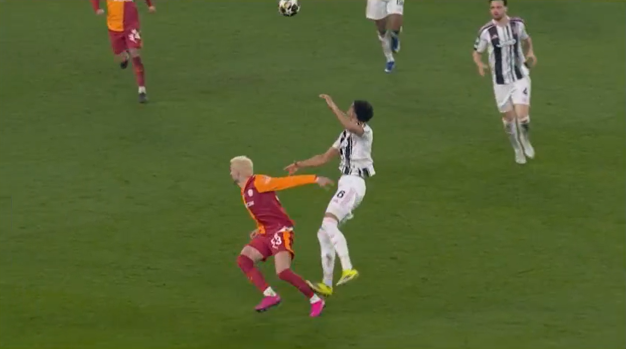 Juventus - Galatasaray maçında ilginç an! Kırmızı kart kararını VAR değiştirdi