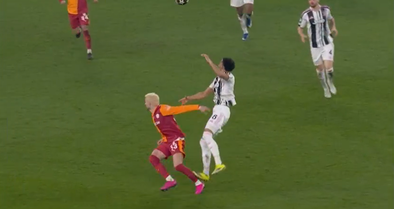 Juventus - Galatasaray maçında ilginç an! Kırmızı kart kararını VAR değiştirdi
