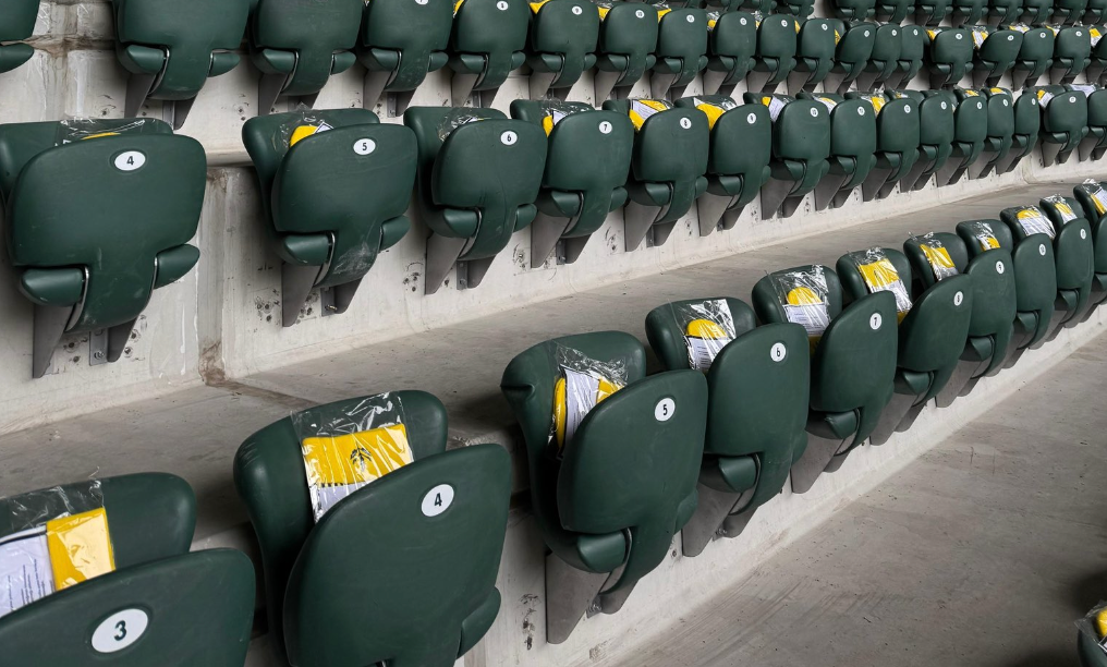 Sadettin Saran'dan taraftarına bir jest daha! Tek tek tribünlere bırakıldı