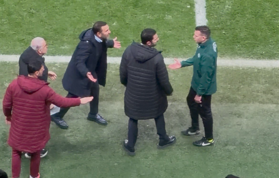 Galatasaray kırmızı kart bekledi! Okan Buruk hakeme sert tepki gösterdi