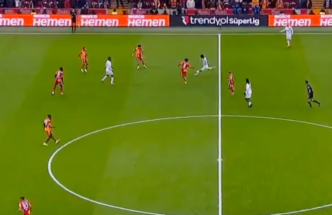 Galatasaray-Alanyaspor maçında müthiş an! Orta sahadan atıyordu
