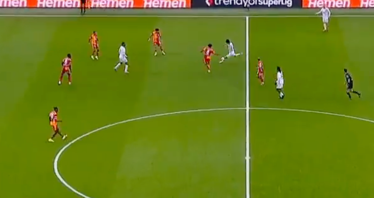 Galatasaray-Alanyaspor maçında müthiş an! Orta sahadan atıyordu