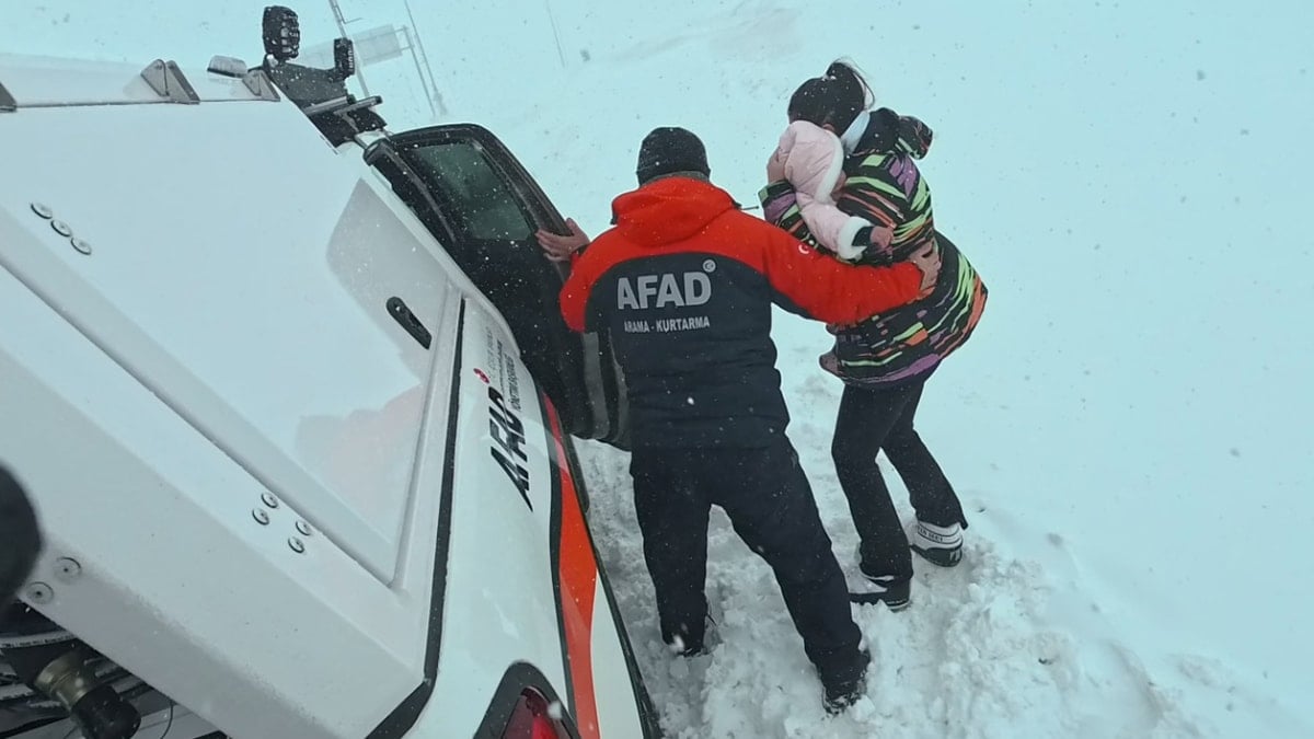 Şiddetli tipide mahsur kalan 12 kişi kurtarıldı