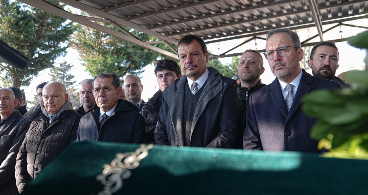 Ergin Ataman'ın annesi son yolculuğuna uğurlandı