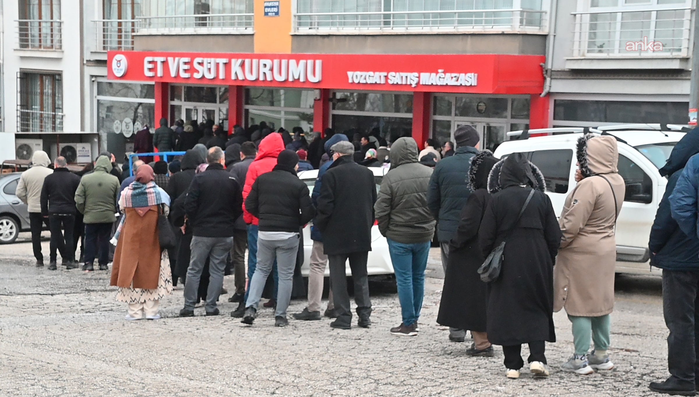 Buz gibi havada ramazan öncesi ucuz et kuyruğu