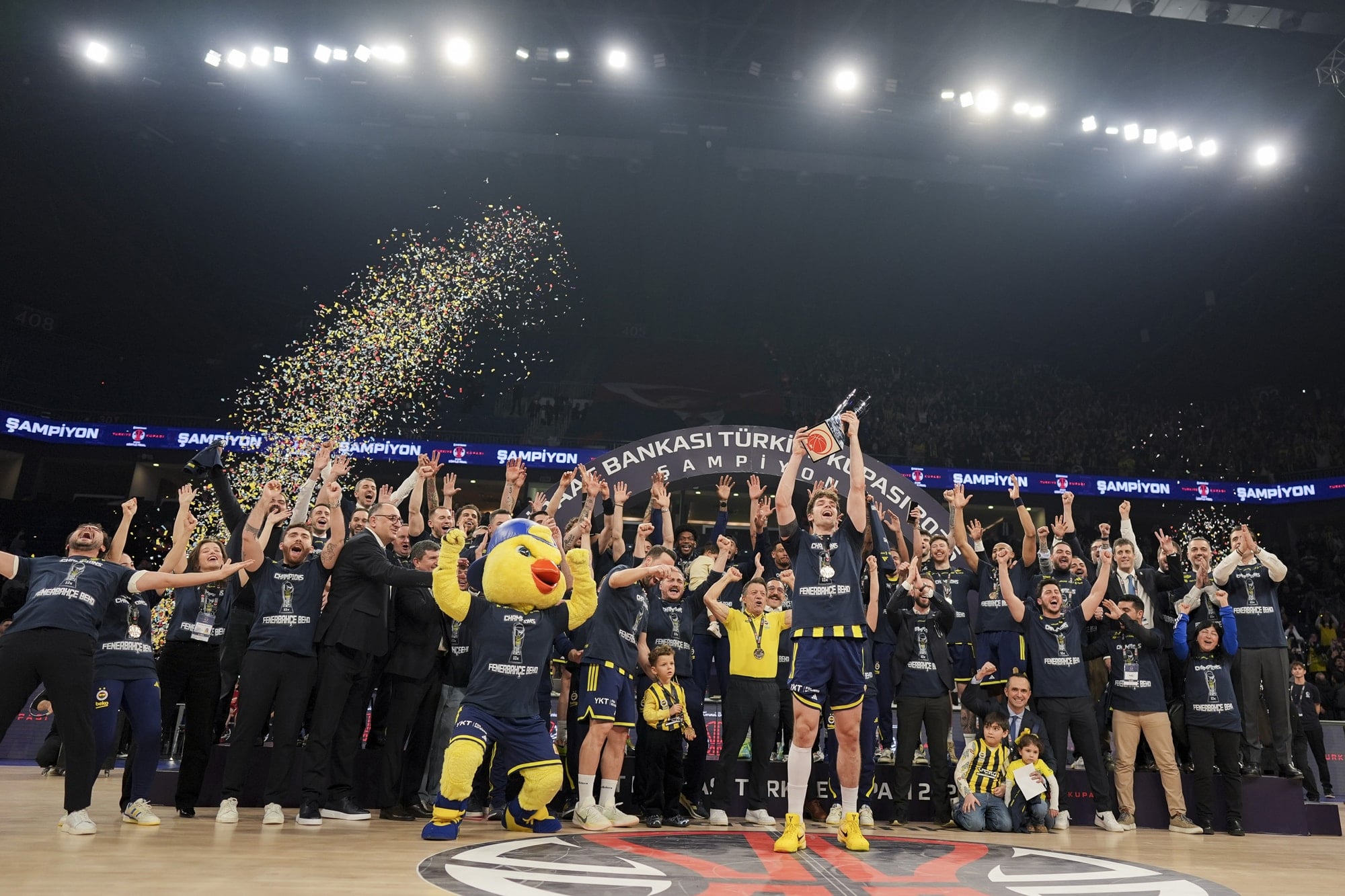 Derbiyi kazanan Fenerbahçe Beko şampiyon