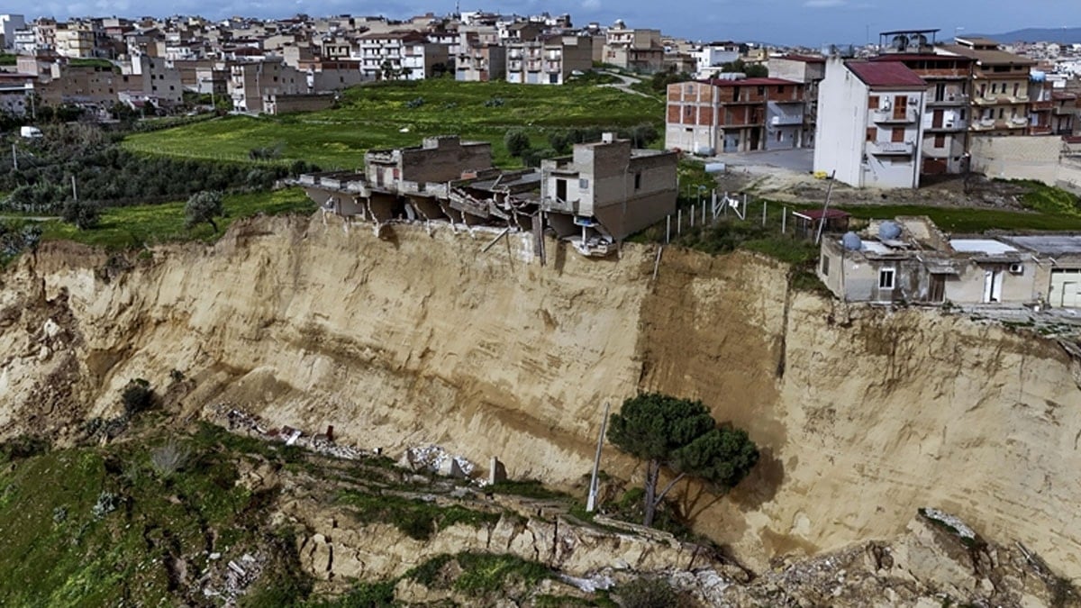 Yerin altı fermuar gibi açıldı: İlçede hayat bir anda durdu