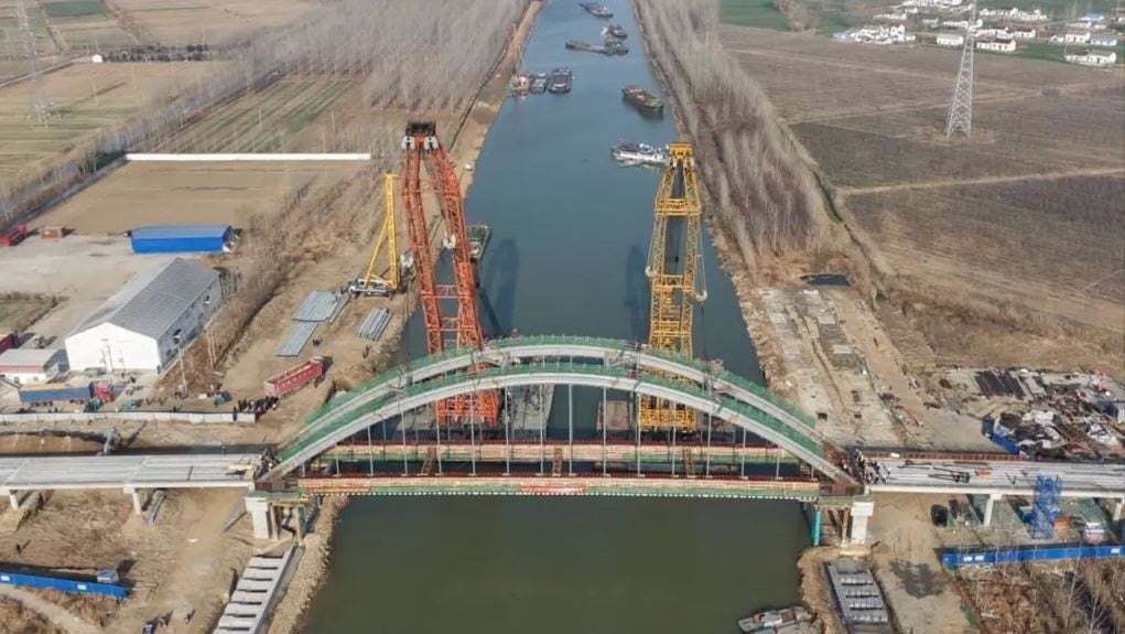 95 metrelik köprü tamamlanmadan çöktü