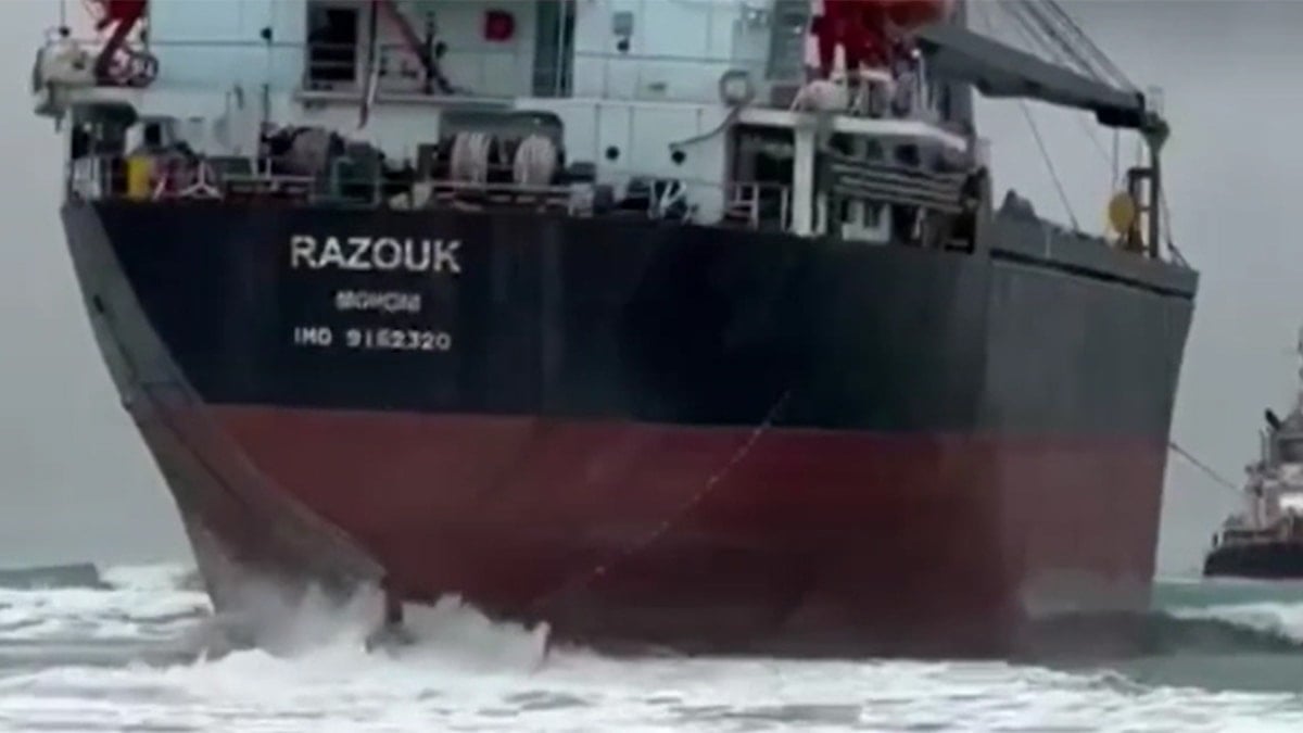 İstanbul'da karaya oturan kargo gemisi kurtarıldı