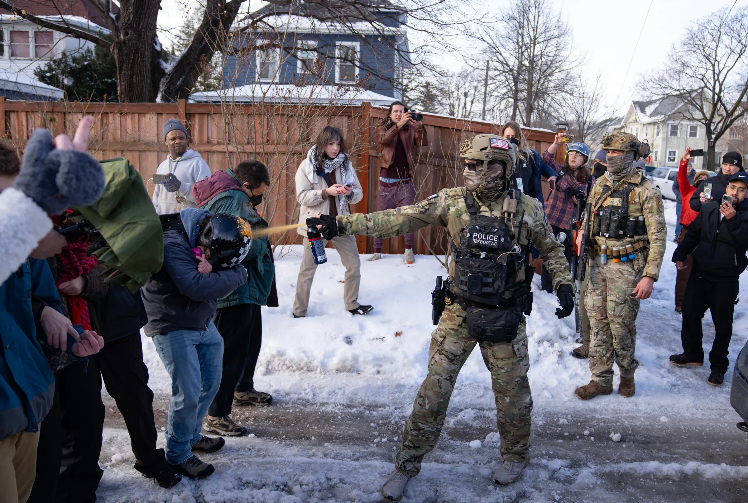 Sokaklarda terör estiren ICE'ın ajanlarına, kamera zorunluluğu geldi