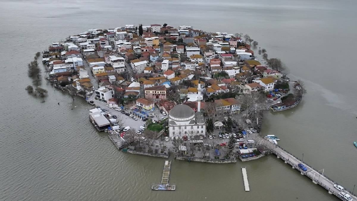 'Küçük Venedik'te sular yükseldi, yollar kapandı
