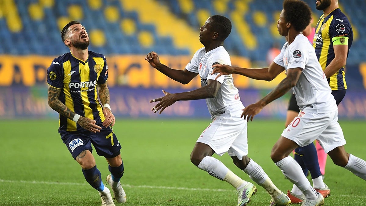 Süper Lig'in eski yıldızı bakan yardımcısı oldu