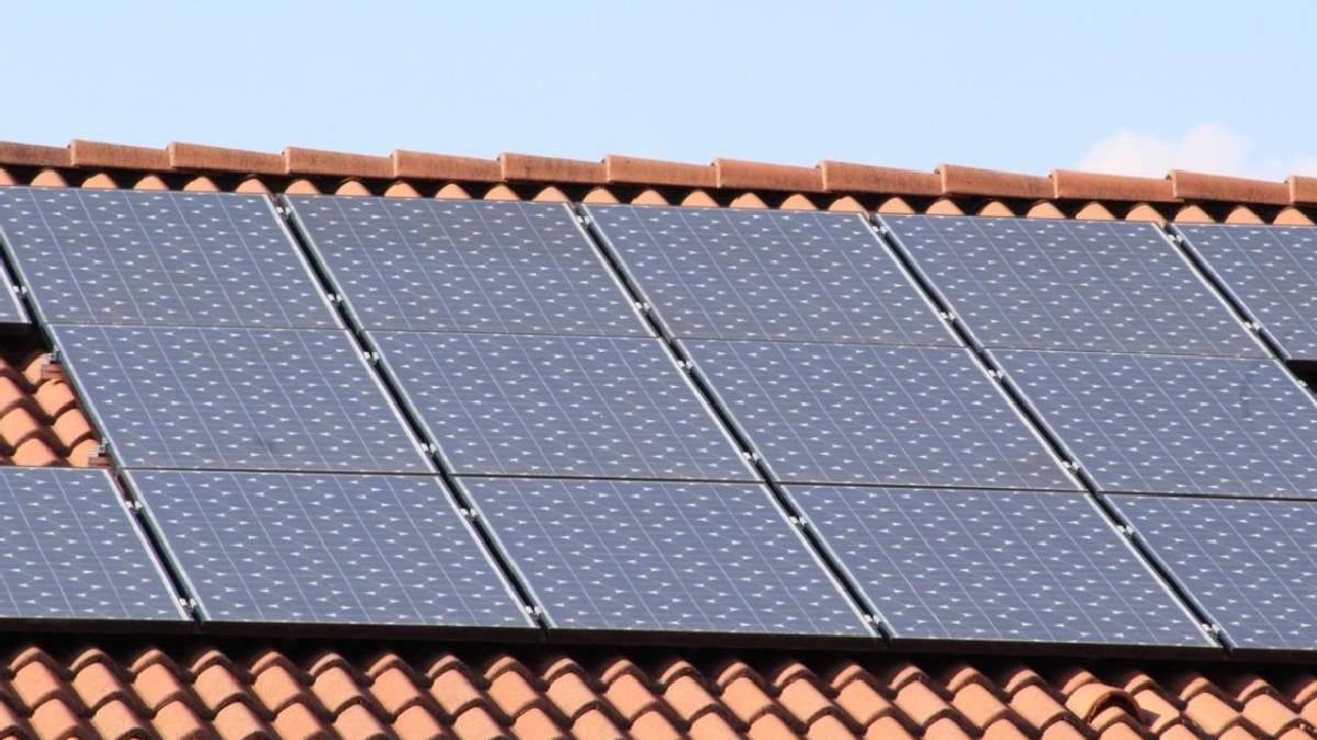 Haberi duyan güneş panellerini çöpe atıyor